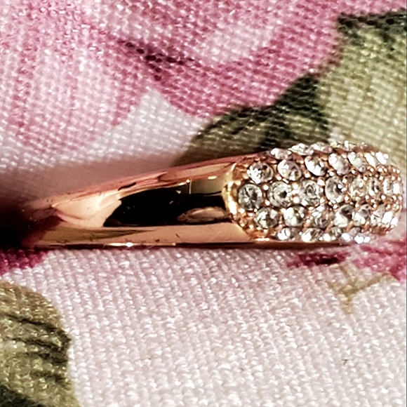 Rose gold band ring with zircon stones size 6. - Picture 2 of 4